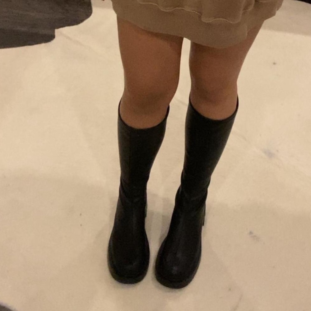 Black Knee-High Women's Boots - Classic Tall Boot